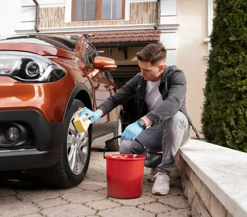 Lavage auto à domicile Saint-Marc-Jaumegarde : professionnel intervenant sur un véhicule